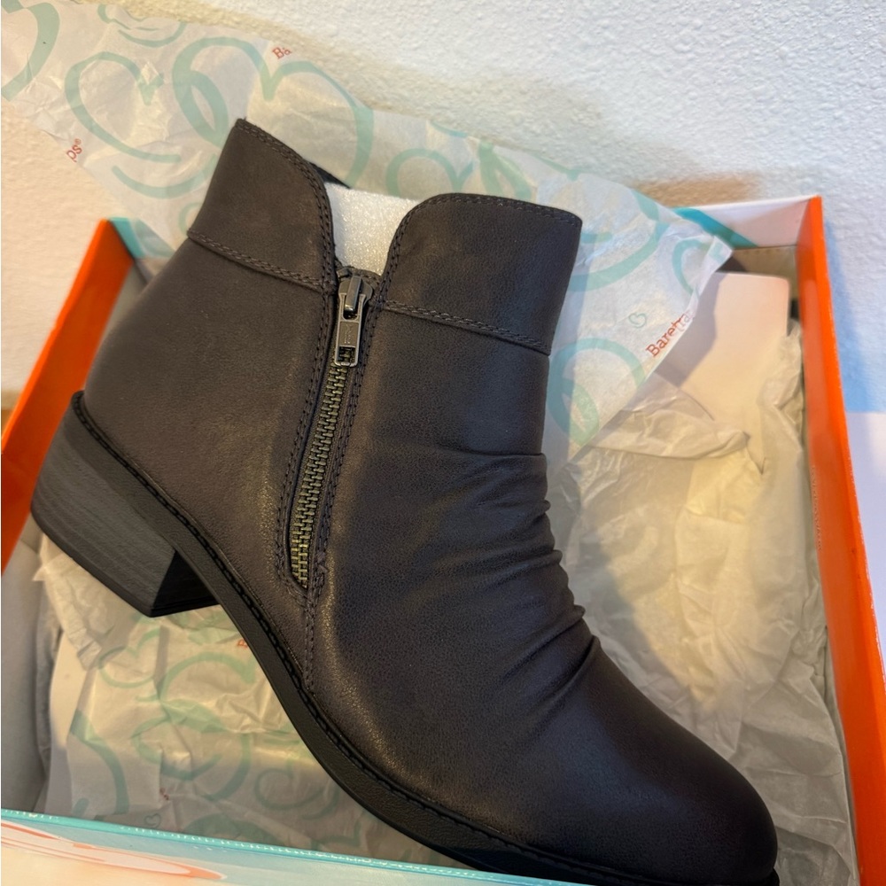Sleek Black Ankle Boots with Low Block Heel and Zipper